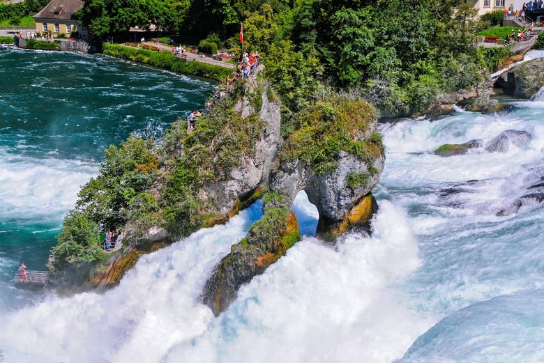 Les chutes du Rhin sont un joyau naturel du nord de la Suisse